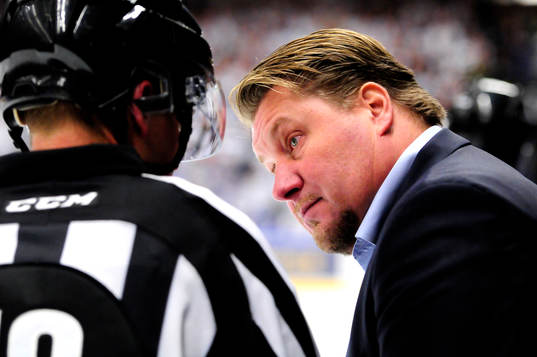Domaren diskuterar med Leksands tränare Andreas Appelgren