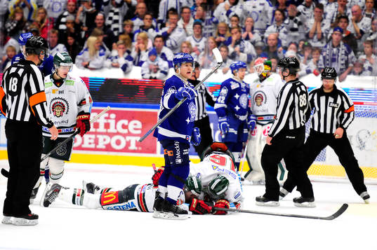 Leksands Mikael Johansson kallar till sig läkare när