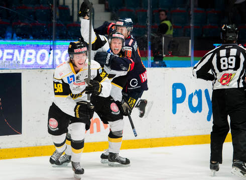 Markus Kinisjärvi  hålls fast av Michael Holmqvist när