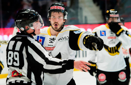 Andreas Frisk i diskussion med domaren
