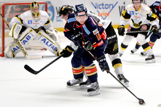 Djurgårdens Joakim Eriksson tar emot pucken