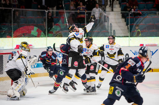 Västerås Andreas Frisk hoppar upp och plockar ned pucken