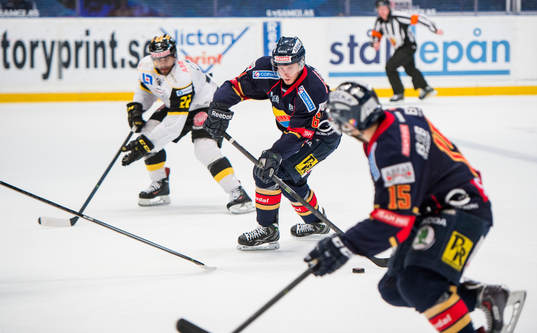 Djurgårdens Markus Ljungh spelar fram Steve Saviano