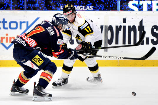 Djurgårdens Nils Andersson och Västerås Luca Caputi