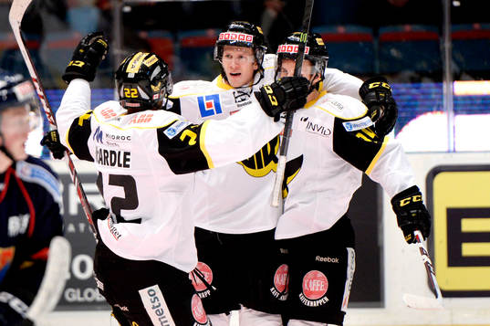 Västerås Kenneth Bergqvist firar 0-1 med lagkamraterna