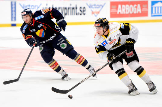 Djurgårdens Michael Holmqvist jagar Västerås Tony Romano