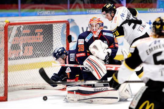 Djurgårdens Nils Andersson slänger sig bakom målvakt