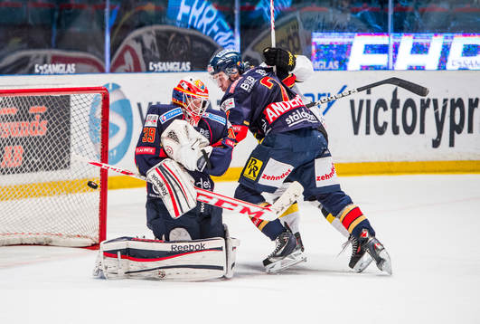 Djurgårdens målvakt Adam Reideborn tappar pucken som