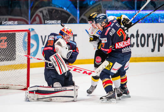 Djurgårdens målvakt Adam Reideborn tappar pucken som