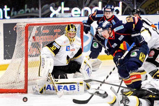Västerås målvakt Jonas Fransson petar undan pucken