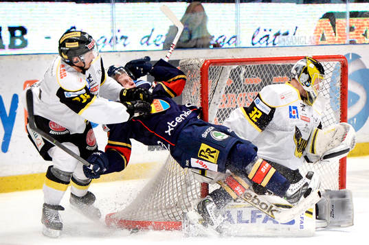 Djurgårdens Marcus Sörensen får sig en smäll av