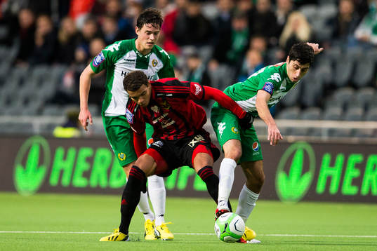 Östersunds Eder Lopez Carreras i kamp om bollen mellan