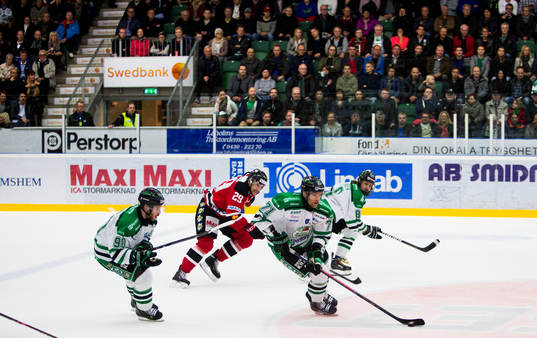 Rögles Mathias Tjärnqvist driver upp pucken