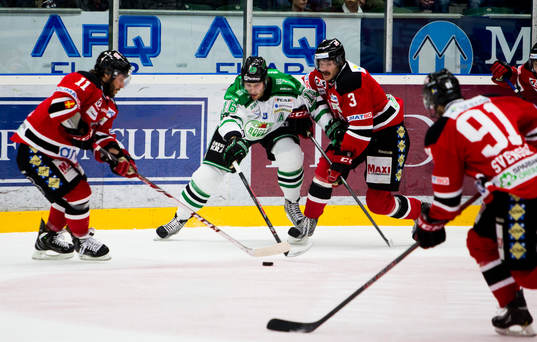 Malmö Redhawks Björn Carlsson och Joey Tentute i kamp om