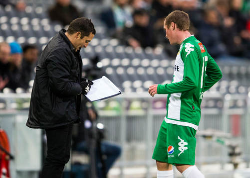 Hammarbys assisterande tränare Carlos Banda ger Hammarbys