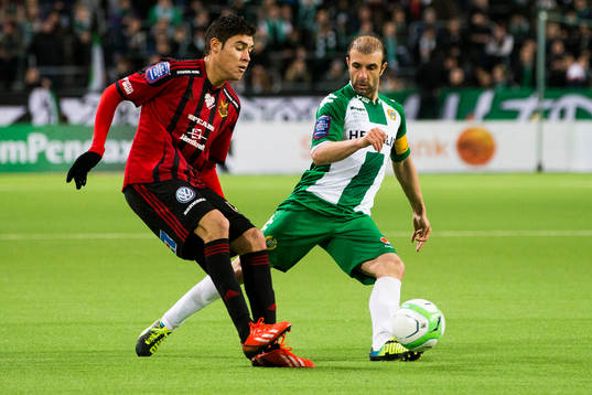 Östersunds Jonathan Azulay i kamp om bollen med Hammarbys