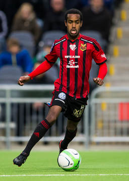 Östersunds Ammar Ahmed med bollen