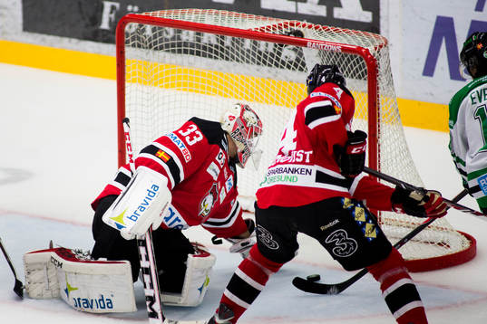 Rögles Dennis Everberg gör 1-0 bakom Malmö Redhawks