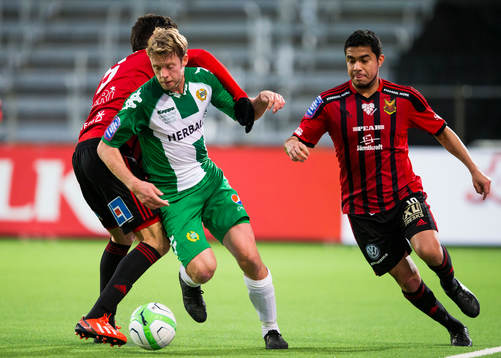 Hammarbys Mikael Rynell i kamp om bollen med Östersunds