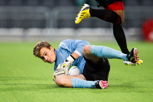 Hammarbys målvakt Kevin Angleborn med en räddning