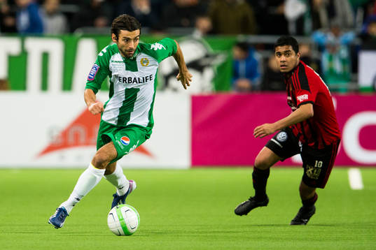 Hammarbys Adis Baggio Hussidic Husidic med bollen jagad av