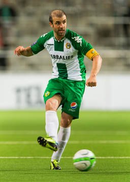 Hammarbys Kennedy Bakircioglu med bollen