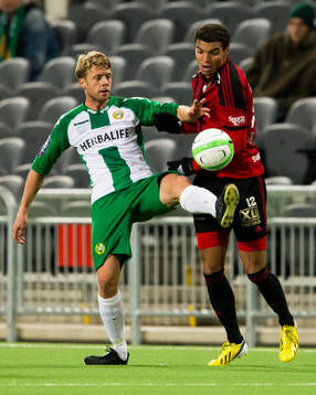 Hammarbys Mikael Rynell i kamp om bollen med Taylor Lee