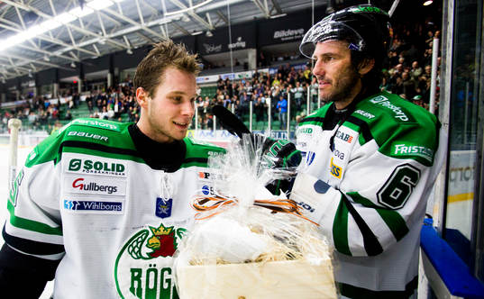 Rögles Andreas Lilja (th) och målvakt Brandon Maxwell
