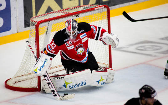 Malmö Redhawks målvakt Axel Brage släpper in 2-0 mellan