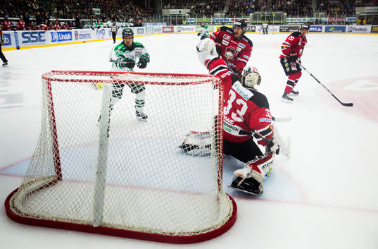 Rögles Kelsey Tessier oroar framför Malmö Redhawks