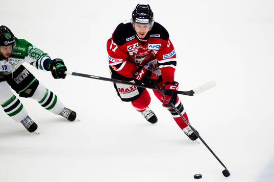 Malmö Redhawks Tobias Ericsson på framfart Rögles Kelsey