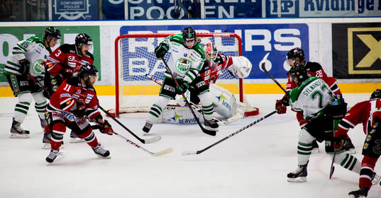 Rögles Erik Thorell oroar framför Malmö Redhawks