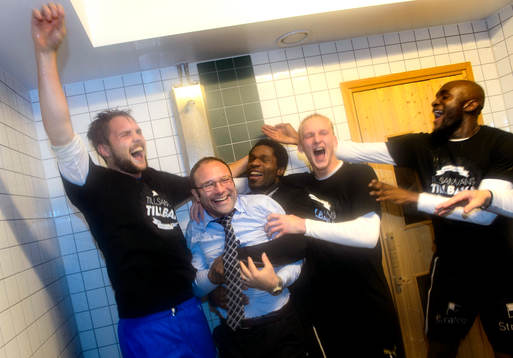 Örebrospelarna duschar tränare Per-Ola Ljung
