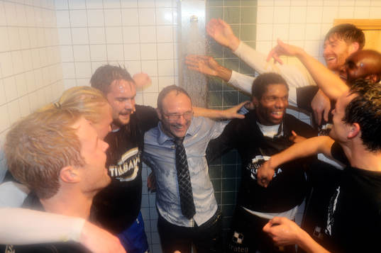 Örebrosspelare duschar Örebros tränare Per-Ola Ljung och