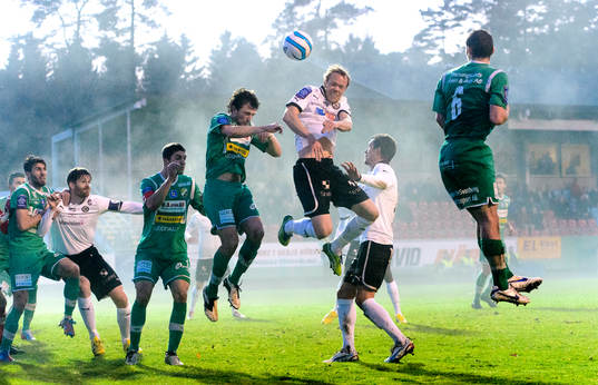 Spelare hoppar upp för att nicka bollen