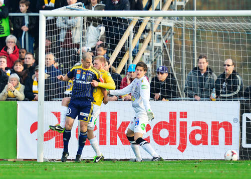 Falkenbergs målvakt Johan Brattberg ser 0-1 gå in direkt