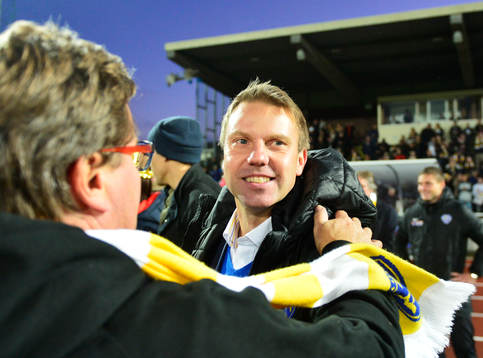 Falkenbergs tränare Hans Eklund jublar åt