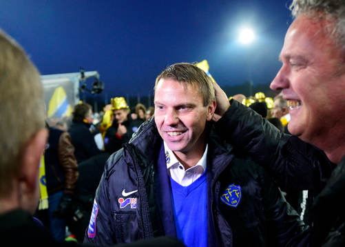 Falkenbergs tränare Hans Eklund jublar åt platsen i