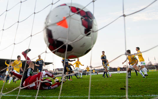 Falkenbergs Per Karlsson gör 2-1 bakom Ängelholms