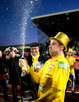 Falkenbergs Stefan Rodevåg firar med champagne
