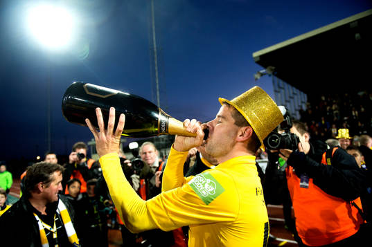 Falkenbergs Stefan Rodevåg firar med champagne