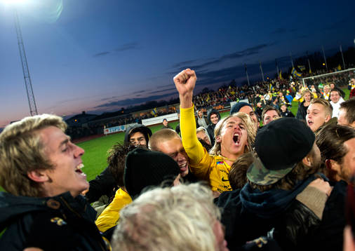 Jubel hos Falkenberg och fansen stormar planen