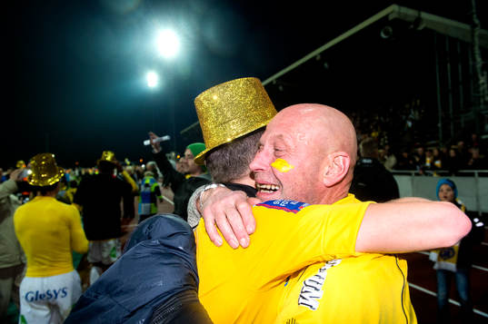 En supporter tackar en Falkenbergsspelare
