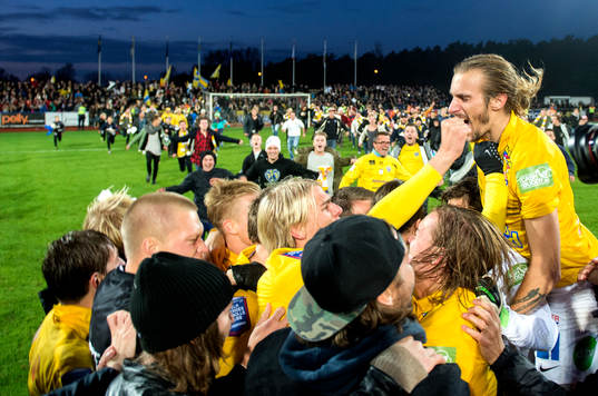 Falkenbergs Tobias Karlsson jublar högst