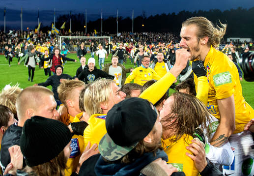 Falkenbergs Tobias Karlsson jublar högst