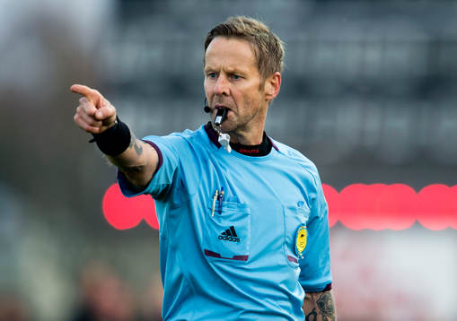 Domare Lars Olsson blåser i pipan