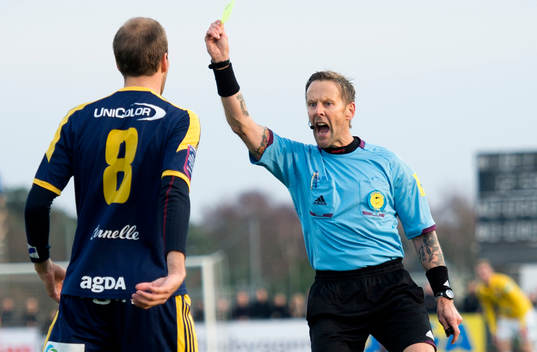 Domare Lars Olsson ger Ängelholms Mikael Dahlgren gult kort