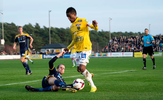 Ängelholms Mikael Dahlgren bryter bollen av Falkenbergs