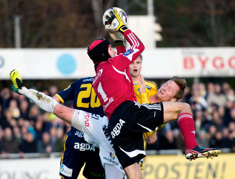 Ängelholms målvakt Matt Pyzdrowski plockar bollen