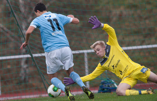 Malmös Deniz Hümmet gör 0-1 bakom Halmstads målvakt